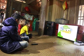 Sau nhiều năm chờ đợi, trẻ em ở bản Cang, xã Chiềng Hặc đã có tivi để xem. (Ảnh: Hữu Quyết/TTXVN)