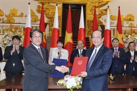 Thủ tướng Nguyễn Xuân Phúc và Bộ trưởng Bộ Nội vụ, Thông tin và Truyền thông Nhật Bản Takaichi Sanae chứng kiến Lễ ký kết công hàm trao đổi Dự án cung cấp trang thiết bị phần cứng Hệ thống thông tin báo cáo Chính phủ sử dụng viện trợ không hoàn lại giữa B