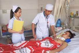 Thăm khám nạn nhân sau khi được phẫu thuật. (Ảnh: TTXVN phát)