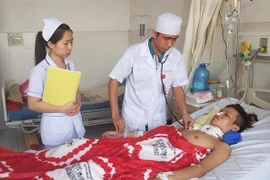 Thăm khám nạn nhân sau khi được phẫu thuật. (Ảnh: TTXVN phát)