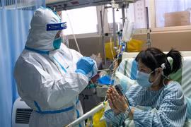 Nhân viên y tế điều trị cho bệnh nhân nhiễm virus corona tại bệnh viện thành phố Vũ Hán, tỉnh Hồ Bắc, Trung Quốc. (Ảnh: THX/TTXVN)