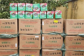 Các thùng pháo hoa vận chuyển trái phép qua biên giới. (Ảnh: TTXVN phát)