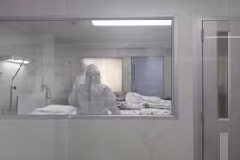 Bệnh nhân nhiễm virus corona được điều trị cách ly tại bệnh viện Nakhon Pathom, Thái Lan. (Nguồn: Reuters)