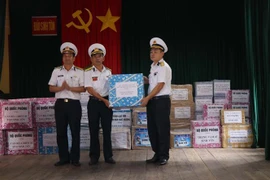 Tặng quà Tết Canh Tý 2020 quân và dân đảo Sinh Tồn, quần đảo Trường Sa, tỉnh Khánh Hòa. (Ảnh: Nguyễn Văn Nhật/TTXVN)