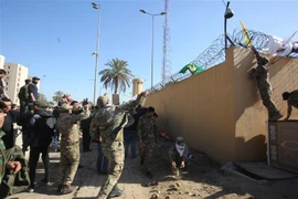 Các tay súng thuộc nhóm phiến quân Hashd al-Shaabi biểu tình bên ngoài sứ quán Mỹ ở Baghdad, Iraq. (Ảnh: AFP/TTXVN)