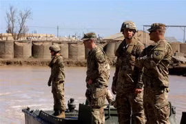 Binh sỹ Mỹ tham gia sứ mệnh huấn luyện cho binh sỹ Iraq tại doanh trại Taji, phía Bắc thủ đô Baghdad, Iraq. (Ảnh: AFP/TTXVN)