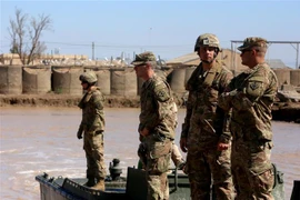 Binh sỹ Mỹ tham gia sứ mệnh huấn luyện cho binh sỹ Iraq tại doanh trại Taji, phía Bắc thủ đô Baghdad, Iraq. (Ảnh: AFP/TTXVN)