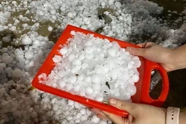 Mưa rào và dông kèm theo mưa đá nhỏ. (Ảnh TTXVN phát)