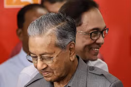 Thủ tướng Mahathir Mohamad (trái) và Chủ tịch đảng Công lý Nhân dân Anwar Ibrahim. (Nguồn: Malay Mail)