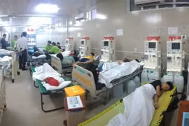 Học sinh nghi ngộ độc thực phẩm được cấp cứu tại Bệnh viện Quận 11 Thành phố Hồ Chí Minh. (Ảnh: TTXVN phát)