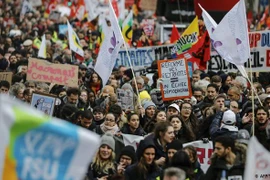 Hàng nghìn người lại đổ ra đường ở thủ đô Paris, Pháp để phản đối kế hoạch cải cách lương hưu. (Nguồn: AFP)