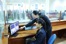 Đo thân nhiệt từ xa và quan sát tình trạng sức khỏe của hành khách nhập cảnh từ Trung Quốc vào Việt Nam. Ảnh minh họa. (Ảnh: Minh Đông/TTXVN)