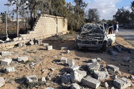 Cảnh đổ nát sau một vụ nã pháo vào một khu dân cư ở Tajura, cách thủ đô Tripoli, Libya, khoảng 14km. (Ảnh: AFP/TTXVN)