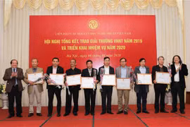 Trao giải thưởng Văn học Nghệ thuật năm 2019 cho các tác giả là hội viên các hội Văn học nghệ thuật chuyên ngành Trung ương. (Ảnh: Thanh Tùng/TTXVN)