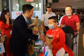 Tặng hoa, quà chúc mừng các vị khách đầu tiên đến xông đất Đà Nẵng bằng đường hàng không. (Ảnh: Trần Lê Lâm/TTXVN)