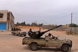 Lực lượng tự xưng Quân đội Quốc gia Libya (LNA) trong cuộc giao tranh với lực lượng Chính phủ Đoàn kết dân tộc Libya (GNA) tại khu vực phía nam Tripoli, Libya. (Ảnh: AFP/TTXVN)