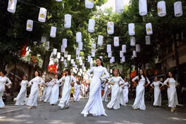 Vẻ đẹp duyên dáng, dịu hiền của người phụ nữ Việt như trở nên đằm thắm hơn trong tà áo dài truyền thống. (Ảnh: Danh Lam/TTXVN)
