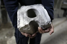 Bàn cân cổ có niên đại khoảng 2.000 năm tuổi được phát hiện tại Jerusalem. (Ảnh: AFP/TTXVN)