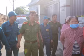 Lực lượng chức năng phong tỏa hiện trường đám cháy. (Ảnh: Thành Chung/TTXVN)