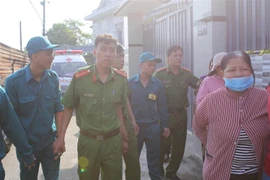 Lực lượng chức năng phong tỏa hiện trường đám cháy. (Ảnh: Thành Chung/TTXVN)