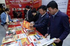 Đông đảo người dân xem các tác phẩm tại Hội báo Xuân Canh Tý 2020. (Ảnh: Phạm Kiên/TTXVN)