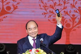 Thủ tướng Nguyễn Xuân Phúc nhắn tin ủng hộ Tết vì người nghèo và nạn nhân chất độc da cam. (Ảnh: Thống Nhất/TTXVN)