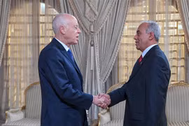 Thủ tướng Tunisia mới được chỉ định Habib Jemli (phải) đệ trình danh sách nội các lên Tổng thống Kais Saied. (Ảnh: AFP/TTXVN)