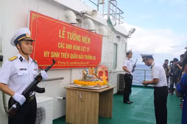 Thượng tá Nguyễn Đức Độ, Lữ đoàn phó Lữ đoàn 146 Hải quân, Trưởng đoàn công tác thắp hương tưởng niệm các liệt sỹ. (Ảnh: Nguyễn Văn Nhật/TTXVN)