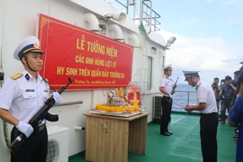 Thượng tá Nguyễn Đức Độ, Lữ đoàn phó Lữ đoàn 146 Hải quân, Trưởng đoàn công tác thắp hương tưởng niệm các liệt sỹ. (Ảnh: Nguyễn Văn Nhật/TTXVN)