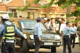 Xe chở Kem Sokha và các luật sư bào chữa có mặt tại Tòa án thành phố Phnom Penh. (Ảnh: Nguyễn Vũ Hùng/TTXVN)