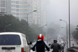 Hà Nội sáng sớm có sương mù và sương mù nhẹ. (Ảnh: Huy Hùng/TTXVN)