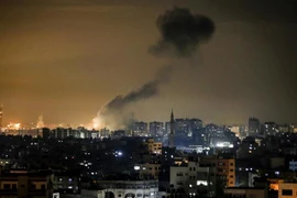 Khói bốc lên sau một vụ không kích của Israel xuống thành phố Gaza. (Ảnh: AFP/TTXVN)