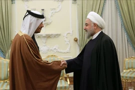 Tổng thống Iran Hassan Rouhani (phải) tiếp Ngoại trưởng Qatar Mohammed bin Abdulrahman Al Thani. (Nguồn: Anadolu)