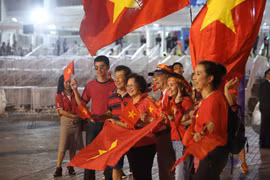 Cổ động viên đến sân cổ vũ U23 Việt Nam. (Ảnh: Nguyên An/Vietnam+)