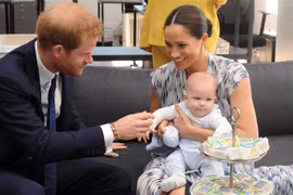 Hoàng tử Anh Harry (trái) và Công nương Meghan Markle (phải) cùng con trai trong chuyến thăm Cape Town, Nam Phi, ngày 25/9/2019. (Ảnh: AFP/TTXVN)