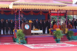 Thủ tướng Vương quốc Campuchia Samdech Akka Moha Sena Padei Techo Hun Sen và các đại biểu tại lễ kỷ niệm. (Ảnh: Nguyễn Vũ Hùng/TTXVN)