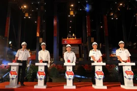 Bộ trưởng Bộ Giao thông Vận tải Nguyễn Văn Thể cùng lãnh đạo Quân chủng Hải quân Việt Nam, Tổng công ty Tân cảng Sài Gòn cùng các đại biểu phát lệnh làm hàng đầu xuân Canh Tý 2020. (Ảnh: Thanh Vũ/TTXVN)