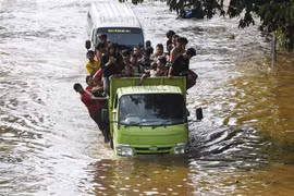 Cảnh ngập lụt tại Jakarta, Indonesia. (Ảnh: THX/TTXVN)