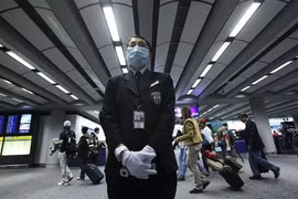 Sân bay Hong Kong kiểm tra sức khỏe những hành khách đến từ Vũ Hán. (Nguồn: Getty Images)