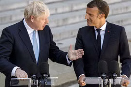 Thủ tướng Anh Boris Johnson (trái) và Tổng thống Pháp Emmanuel Macron. (Nguồn: AFP)