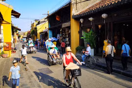Du khách quốc tế tham quan Phố cổ Hội An. (Ảnh: Thanh Tùng/TTXVN)