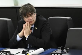 Cựu Thủ hiến vùng Catalonia Carles Puigdemont tham dự phiên họp đầu tiên của ông với tư cách nghị sỹ EP tại Strasbourg, Pháp. (Ảnh: AFP/TTXVN)