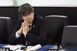 Cựu Thủ hiến vùng Catalonia Carles Puigdemont tham dự phiên họp đầu tiên của ông với tư cách nghị sỹ EP tại Strasbourg, Pháp. (Ảnh: AFP/TTXVN)