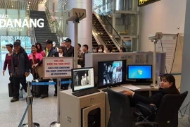 Kiểm tra thân nhiệt du khách khi nhập cảnh qua Sân bay quốc tế Đà Nẵng. (Nguồn: baodanang.vn)