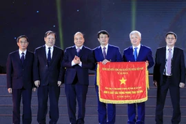 Thủ tướng Nguyễn Xuân Phúc trao tặng cờ Thi đua của Chính phủ cho Tổng Công ty ximăng Việt Nam. (Ảnh: Thống Nhất/TTXVN)