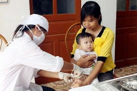 Tiêm vắcxin "5 trong 1" cho trẻ em dưới 1 tuổi ở trạm y tế xã Gia Sơn, huyện Nho Quan. (Ảnh: Hữu Oai/TTXVN)