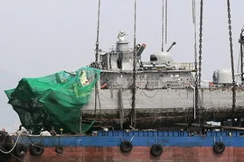 Phần đuôi tầu chiến Cheonan sau khi được trục vớt lên khỏi biển Hoàng Hải, ngày 15/4/2010. (Nguồn: AFP)