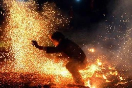 Lễ hội nhảy lửa của người Pà Thẻn. (Ảnh: Thanh Hà/TTXVN)