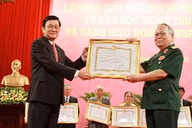 Chủ tịch nước Trương Tấn Sang trao tặng giải thưởng Hồ Chí Minh cho nhà văn Hồ Phương. (Ảnh: Nguyễn Khang/TTXVN)