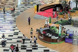 Hành khách tại khu vực quá cảnh ở sân bay quốc tế Changi Singapore ngày 9/5. (Nguồn: AFP/TTXVN)